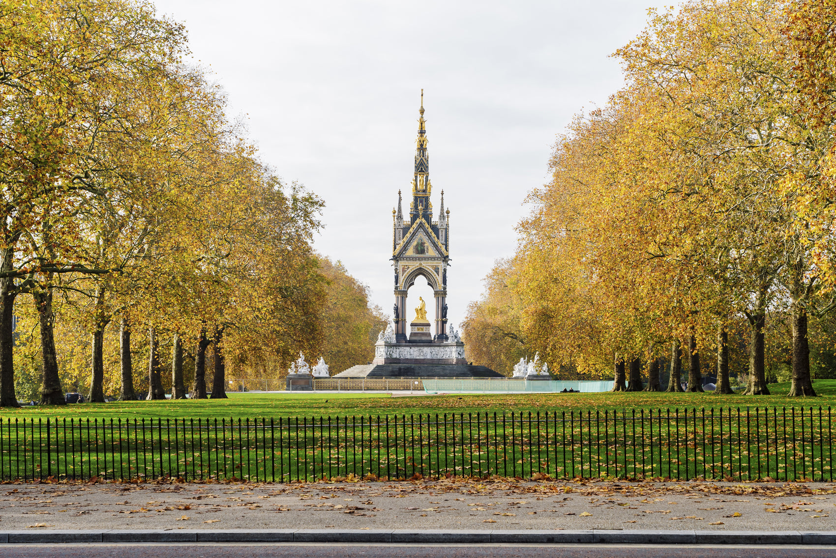 Players will solve clues in front of London's Hyde Park famous landmarks.