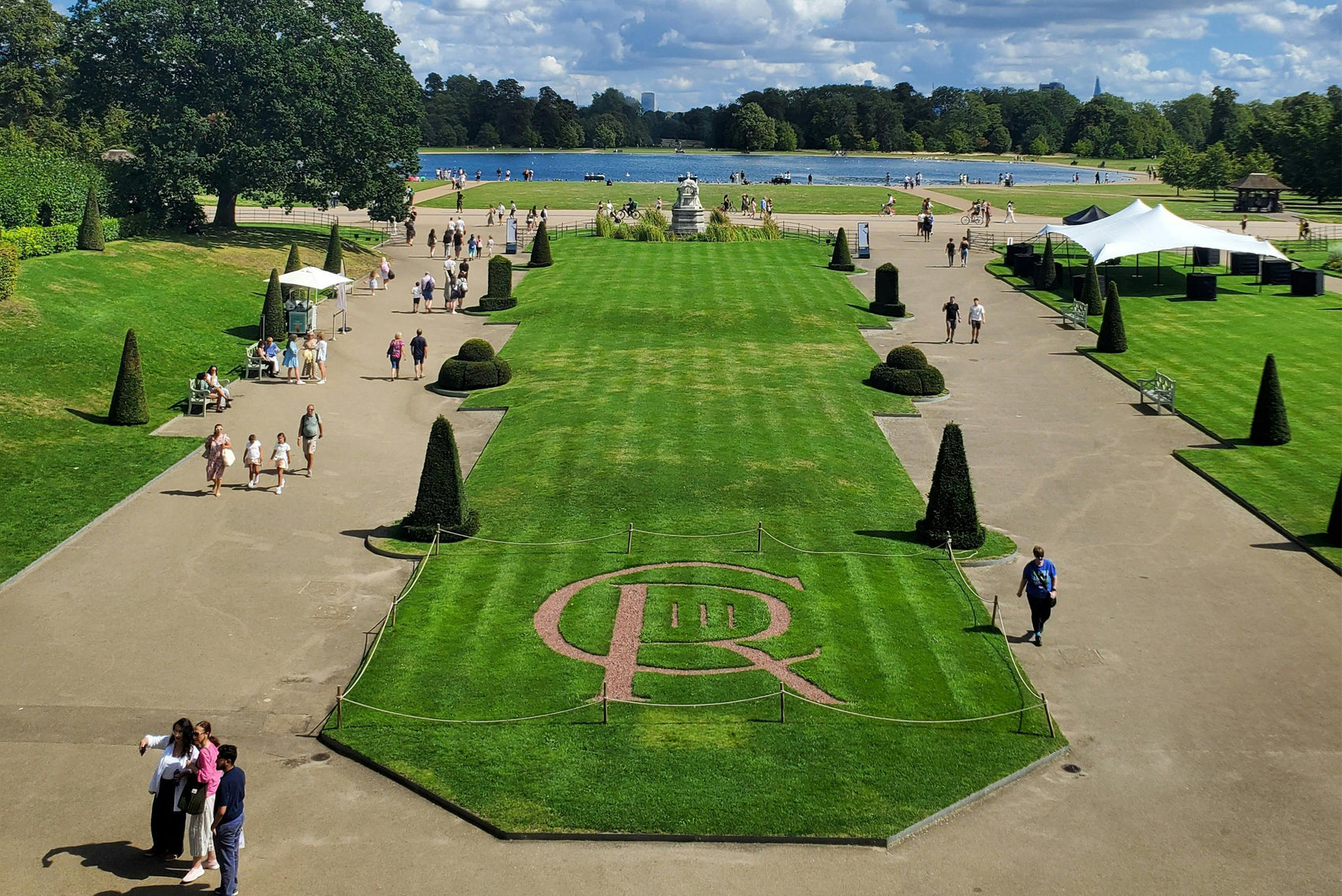 Fun and interactive London Hyde Park treasure hunt for couples, families, and friends.