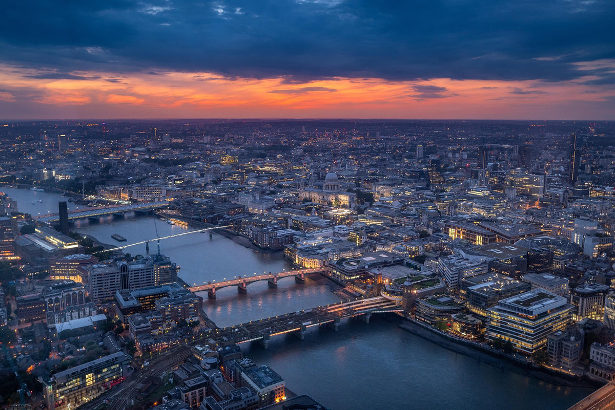Exciting treasure hunt in London's South Bank for birthdays, stag parties, hen dos, and celebrations.