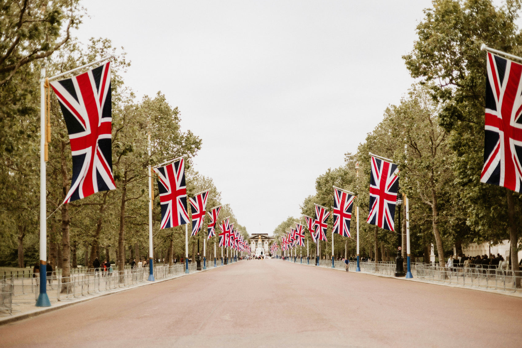 Players will solve clues in front of London's Westminster famous landmarks.