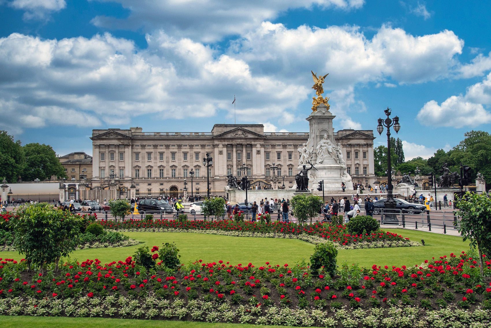 Fun and interactive London Westminster treasure hunt for couples, families, and friends.