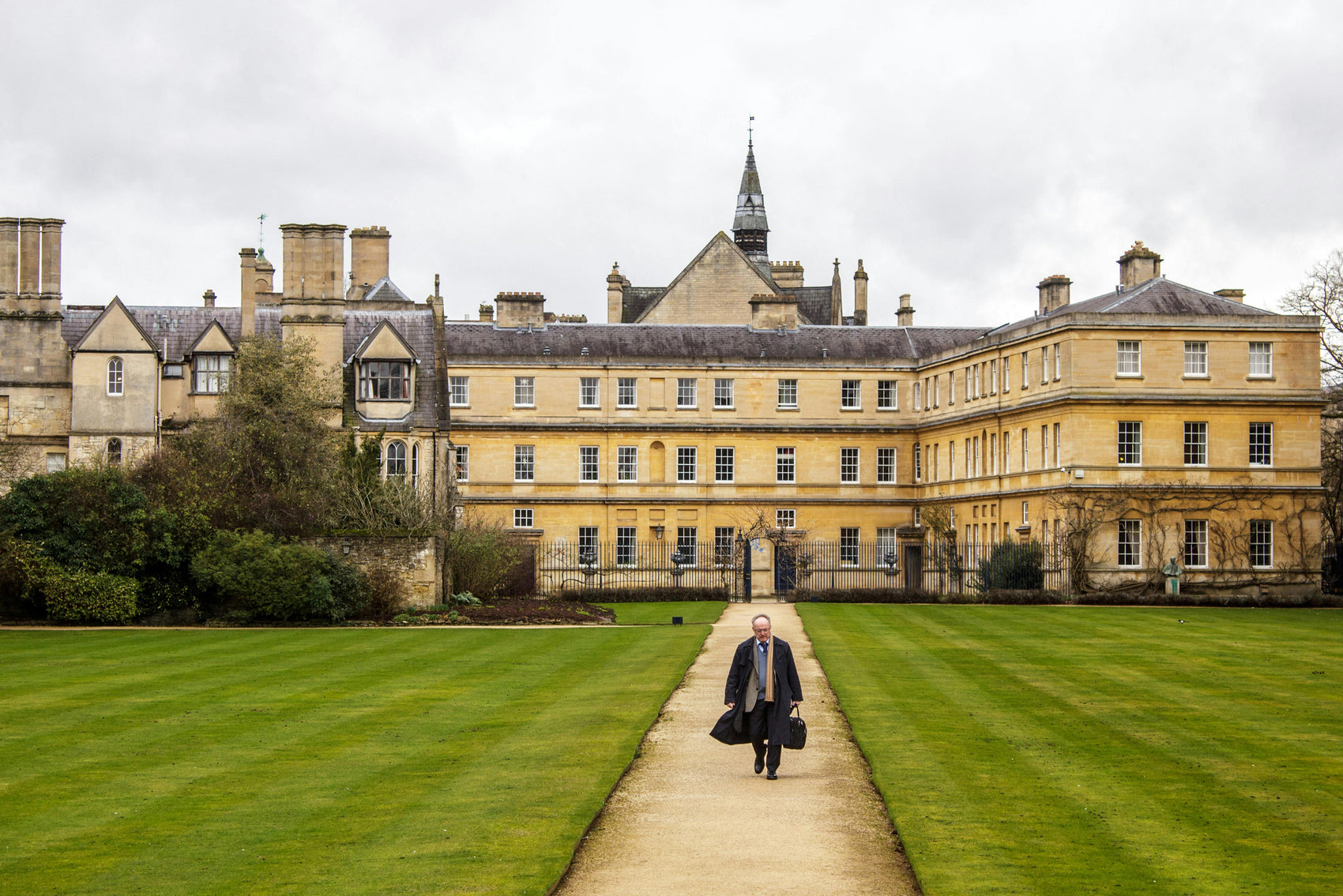 Fun and interactive Oxford treasure hunt for couples, families, and friends.