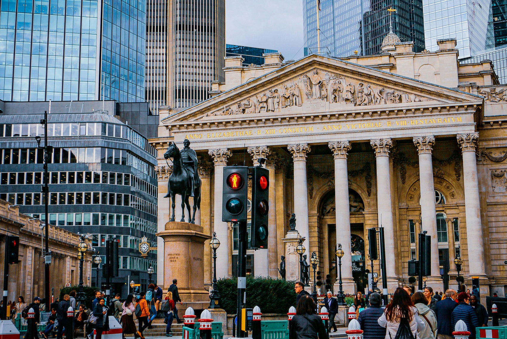 Fun and interactive City of London treasure hunt for couples, families, and friends.